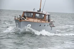 Gerfalcon’s bow cutting through the waves