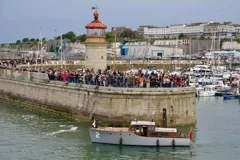 Gerfalcon passing crowds at the harbour